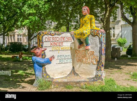 Denkmal Platz Der Kinderrechte Wiesbaden Hessen Deutschland Stock