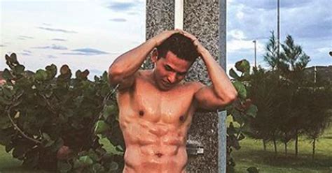 Tiếp bước Hồ Vĩnh Khoa Quốc Thiên táo bạo đăng ảnh nude gây tranh cãi