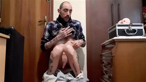 Masturbación gay con tacón y pollón XNXX