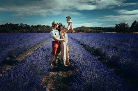 Familia joven con un niño pequeño posando en un campo de lavanda Foto