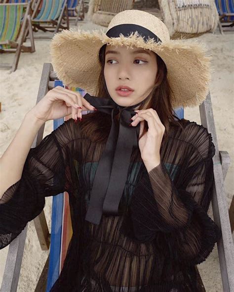 Lisa lộ khuyết điểm vòng phẳng lì khi diện bikini sao