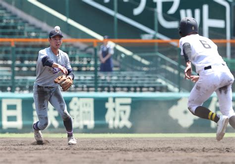 【甲子園】初出場対決で珍事 攻撃終了かと思いきや「故意落球」の宣告で「併殺」認められず続行 高校野球夏の甲子園写真ニュース 日刊スポーツ