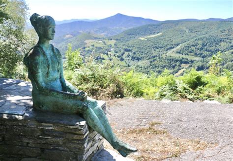 Imagen En O Cebreiro De Una Escultura En Homenaje A Los Peregrinos