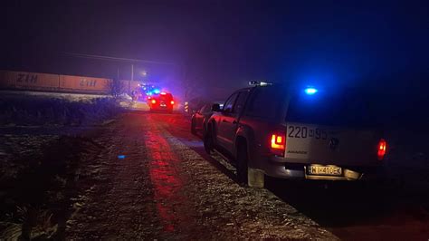 Potworny wypadek pod Warszawą Auto pod pociągiem Nie żyje 2 letnie