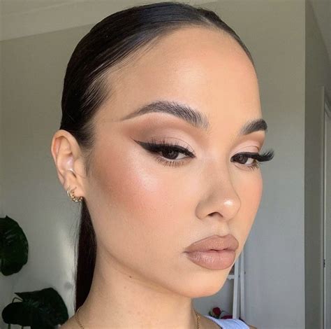 Stunning Makeup Looks 2021 Nude Eyeshadow Lips Artofit