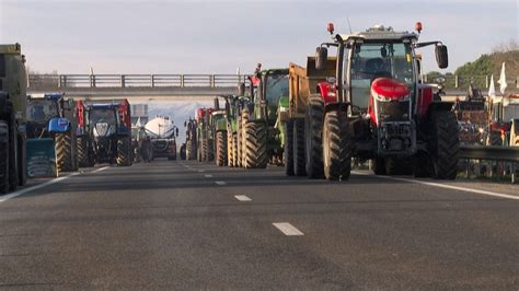 Col Re Des Agriculteurs Autoroutes Bloqu Es Gouvernement Sous