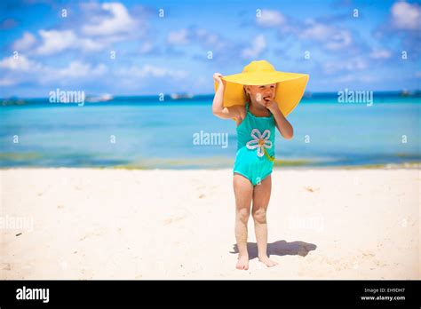 Kleines mädchen bikini strand allein Fotos und Bildmaterial in hoher Auflösung Alamy
