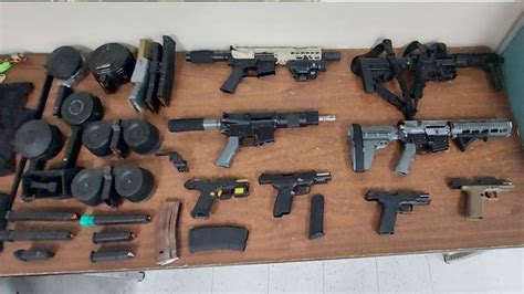 Fotos Ocupan arsenal de armas en residencia de Mayagüez