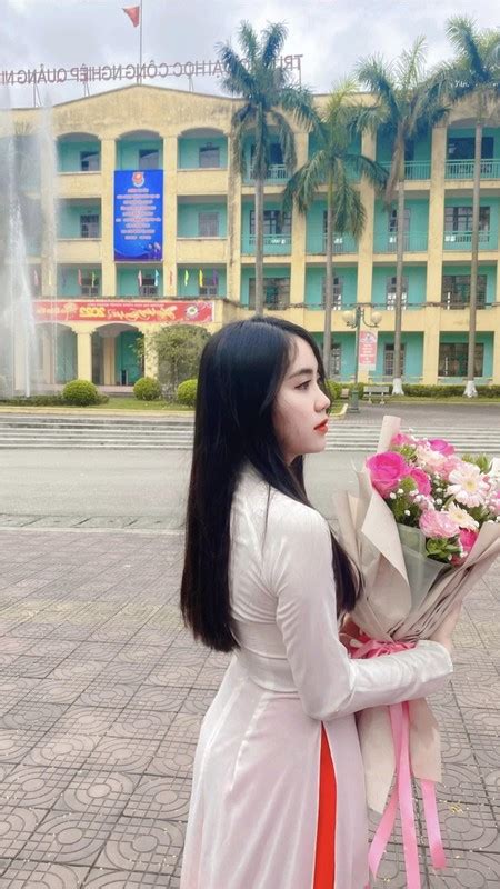 Nhan sắc hot girl Lào đến Điện Biên chụp ảnh cùng bộ đội Việt