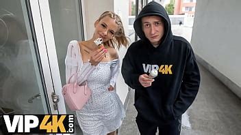 VIP4K Une jeune beauté aux seins naturels trompe son copain devant lui XVIDEOS