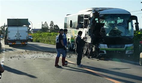 バスとトラックが正面衝突し5人が死亡 北海道八雲町 写真特集99 毎日新聞