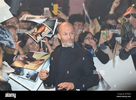 El actor inglés Jason Statham centro interactúa con los ventiladores