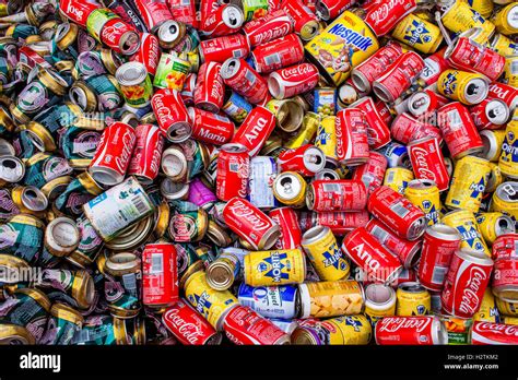 Almacenamiento De Las Latas De Aluminio Para Reciclar Centro De