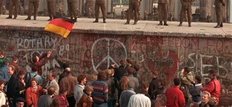 La Caída Del Muro De Berlín Símbolo De La Guerra Fría Comunicación Veraz Al Instante