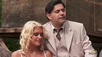 Los Aldeanos Organizan Una Fiesta Con Las Milfs Bisexuales Rubia Y Morena Teniendo Sexo Anal En