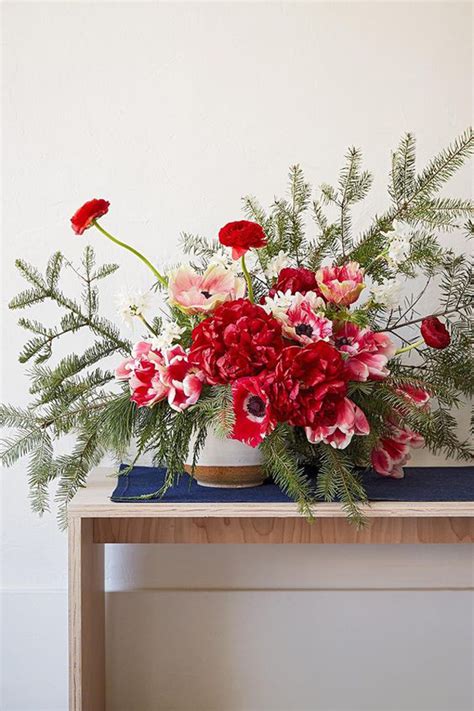 21 Christmas Floral Arrangements To Liven Up Your Holiday ...