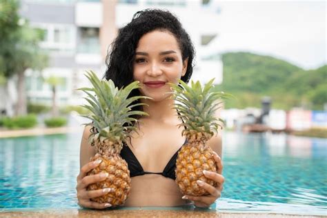 Bikini mujer joven mostrando piña piña fruta mujer sonriendo saludable