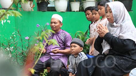 Tradisi Ziarah Makam Sambut Bulan Suci Ramadhan Foto Tempo Co