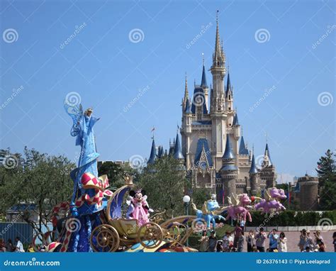 Disneyland Parade editorial stock photo. Image of travel - 26376143