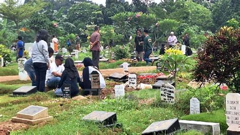 Warga Lakukan Ziarah Makam Menjelang Ramadan Foto Tempo Co