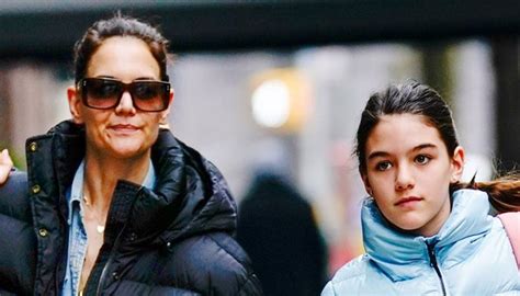 Tom Cruise Katie Holmes Daughter Suri To Receive Shout Out In Holmes