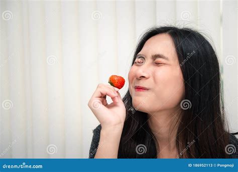 Woman Eat Strawberry Red Berry Fruit Sweet Juicy Stock Image Image Of Kiss Hand 186952113