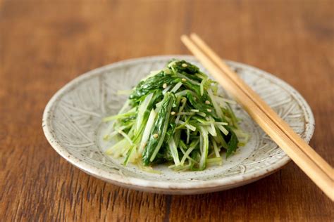 レンジで簡単時短！水菜のだしナムルの作り置き（常備菜）レシピです。 めんつゆを入れるとうま味が加わって簡単においしく味つけができます