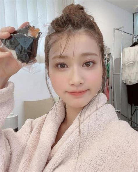 🎤生見愛瑠のニヤニヤな笑顔がたまらない！写真集「はじまり。」から目だけをひょっこり！ スレッド閲覧｜爆サイcom関西版