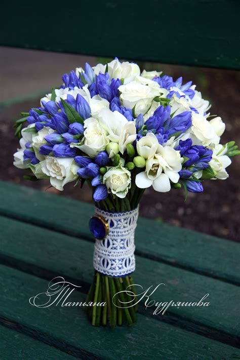 сине-белый букет невесты | Bridal flower arrangements, Small wedding ...