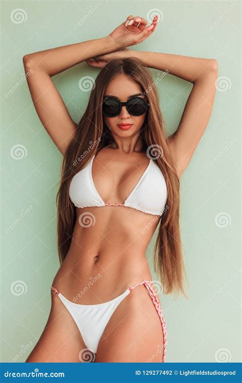 Muchacha Con El Pelo Largo Que Presenta En El Bikini Blanco Foto De