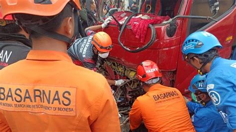 Ibu Dan Anak Pengendara Motor Tewas Diseruduk Truk Tangki Air Di Jalan