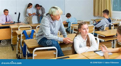 Estudantes Adolescentes Conversando Durante O Recreio Entre As Aulas