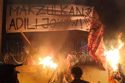 Demo Di Depan Gedung DPR Bakar Spanduk Massa Berangsur Berkurang