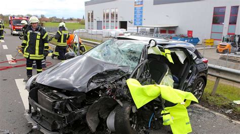 Zwei Schwerverletzte Nach Unfall Auf B 3 Bei Bovenden