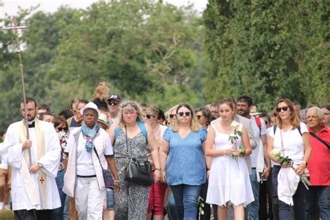 Meurtre De Karine Esquivillon La Marche Blanche Réunit Environ 400