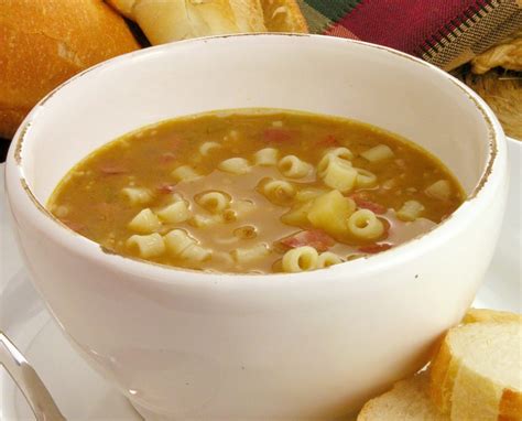 Sopa de feijão para se deliciar nos dias frios Guia da Cozinha