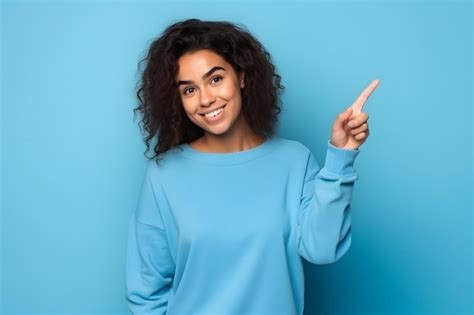 Mujer Joven Se Alando Con El Dedo A La Chica Latina De Lado Aislada En Azul Foto Premium