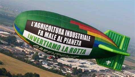 Agricoltura Sostenibile Greenpeace Sorvola Milano Con Un Dirigibile