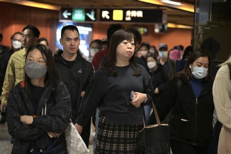 口罩令解除︱首個上班天 較多市民仍戴罩 有人「一戴一露」隨機應變 新冠疫情專頁