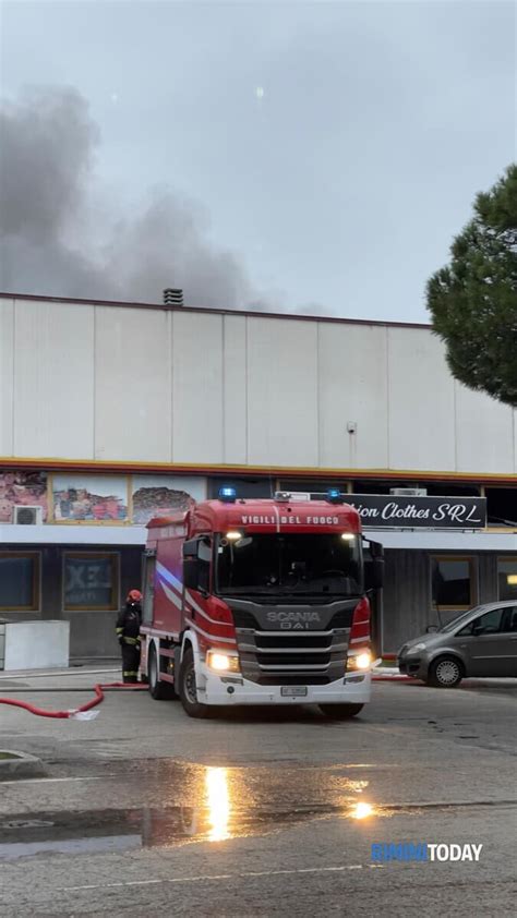 Violento Incendio In Un Capannone Del Gros Rimini