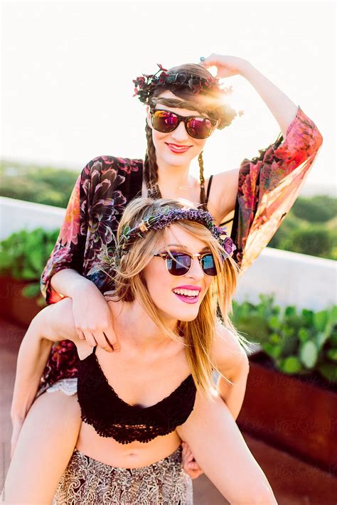 Two Young Female Friends Laughing Together Outdoors Del Colaborador De Stocksy Kristen