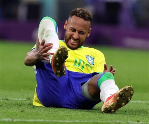 Not Cias Neymar Sai De Campo Chorando Dores No Tornozelo Em