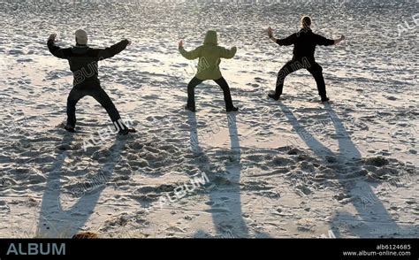 Drei Urlauber Praktizieren Entspannende Tai Chi Bungen Vor Der