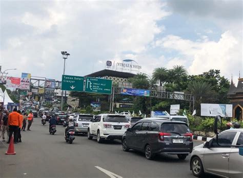 Puluhan Ribu Kendaraan Padati Kawasan Puncak Bogor H 2 Lebaran 2024