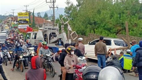 Detik Detik Mobil Terperosok Ke Selokan Di Ciwidey Kab Bandung Gara