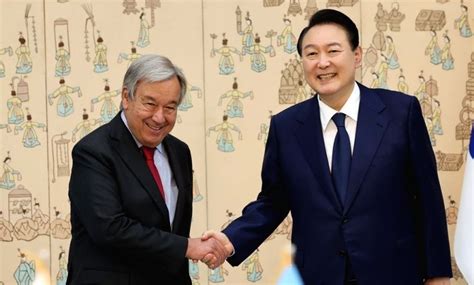 Seoul South Korean President Yoon Suk Yeol R Shakes Hands With Un