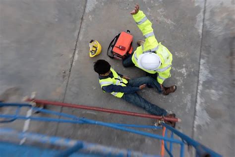 Accidente En El Trabajo Del Trabajador De Mantenimiento En La Pasarela