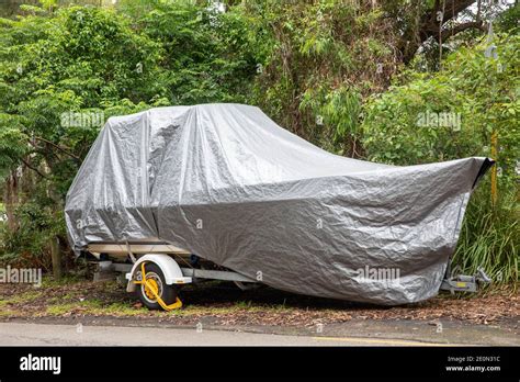 Lancha Motora En Un Remolque Con Una Hoja De Cubierta De Barco Para