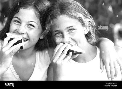 Comer sano juntos Imágenes de stock en blanco y negro Alamy