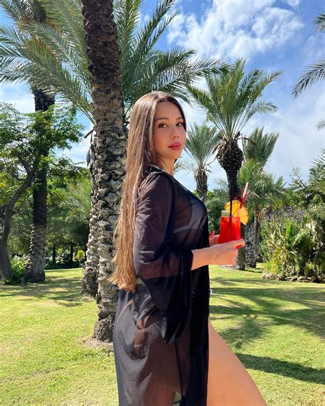 SİNEM ÖZGÜR | summer person | Instagram